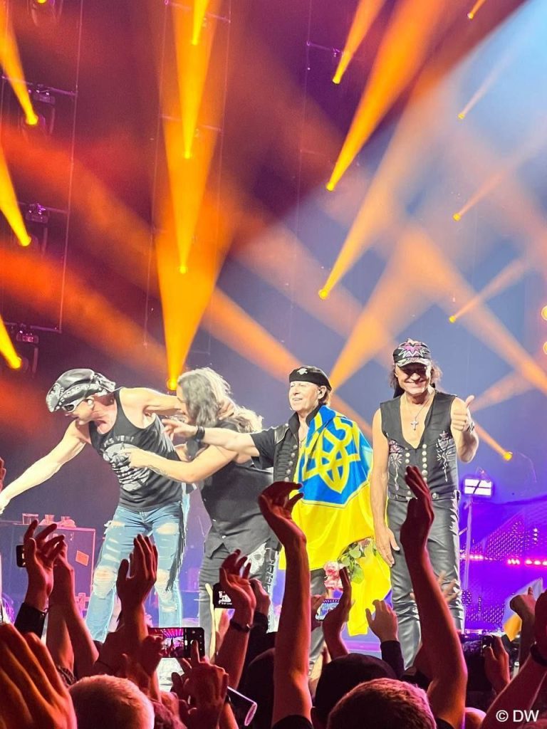 Группа Scorpions развернула украинский флаг на концерте в Берлине