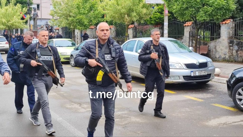 Колонна бронетехники в Звечане