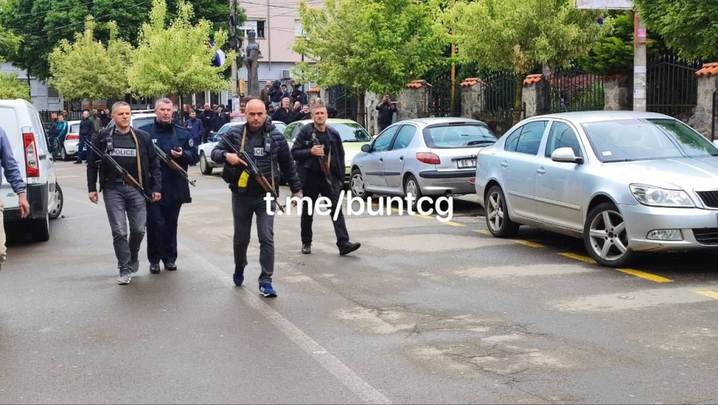 Колонна бронетехники в Звечане