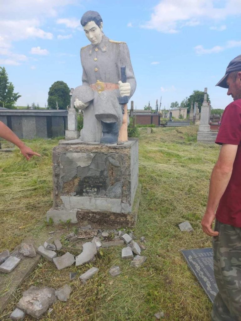 В пгт Нижанковичи Львовской области снесли памятник Советскому солдату