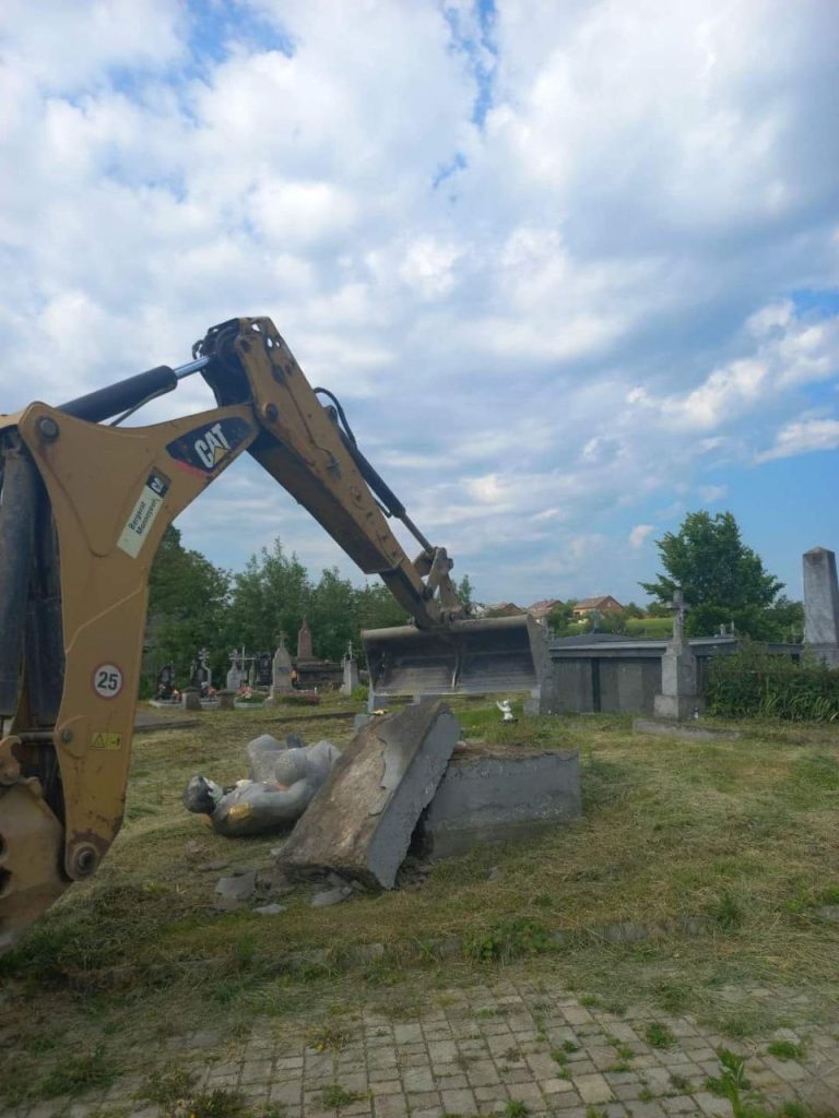 В пгт Нижанковичи Львовской области снесли памятник Советскому солдату