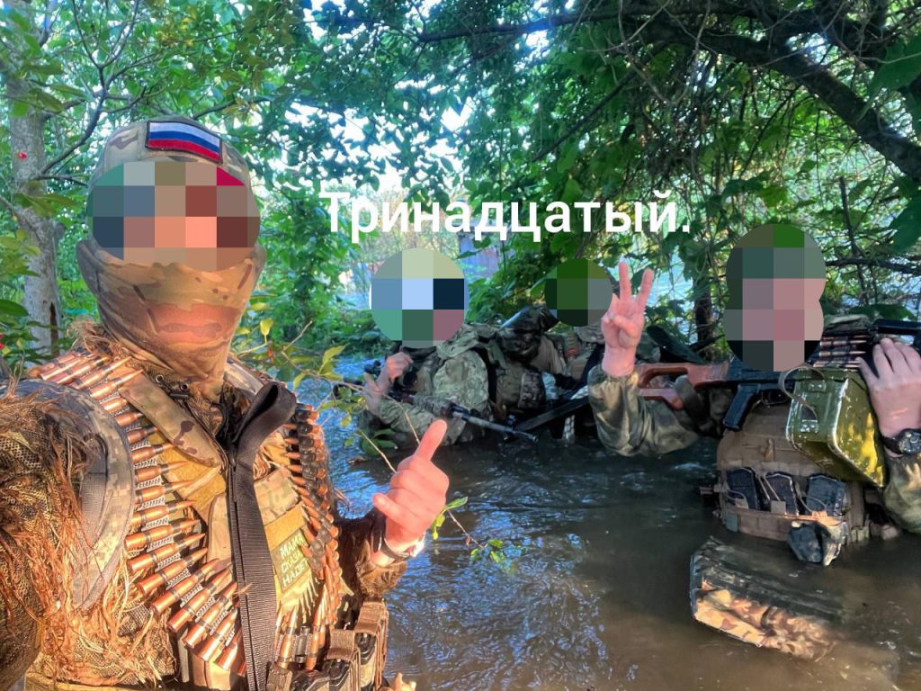Довольные российские бойцы, выплывшие из зоны затопления, вызванной разрушением Каховской ГЭС