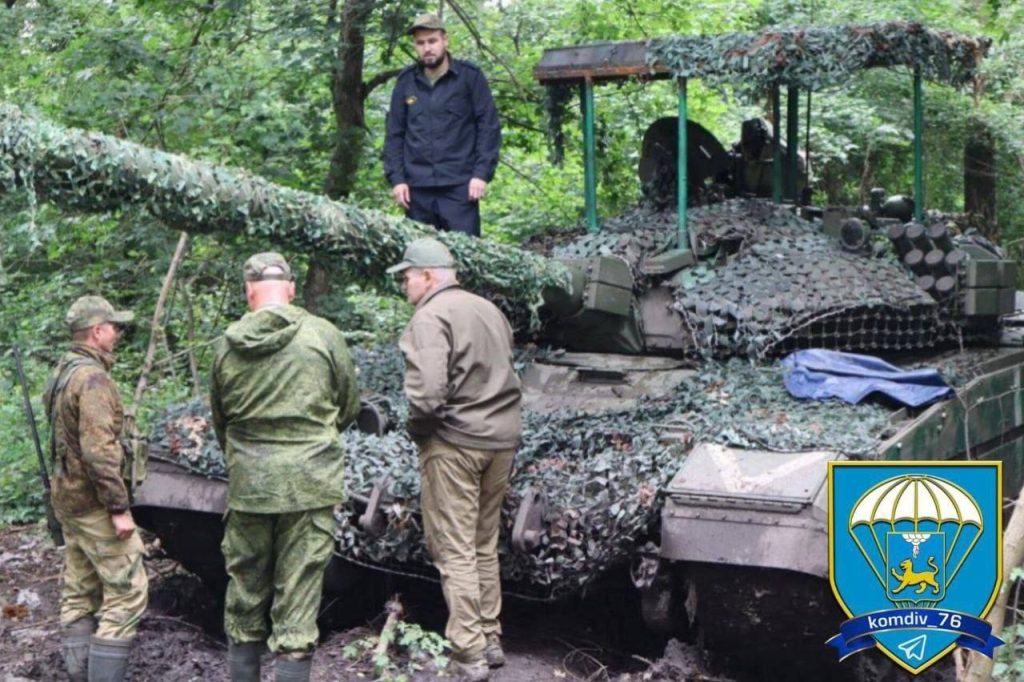 Появились фото единообразных "козырьков" на российских танках в зоне проведения СВО