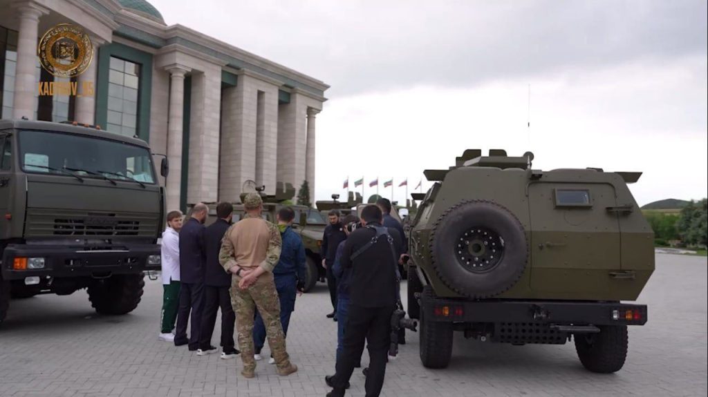 Глава Чечни показал новенькие бронеавтомобили Shaanxi Baojii Tiger 4x4 китайского производства на службе у одного из чеченских подразделений