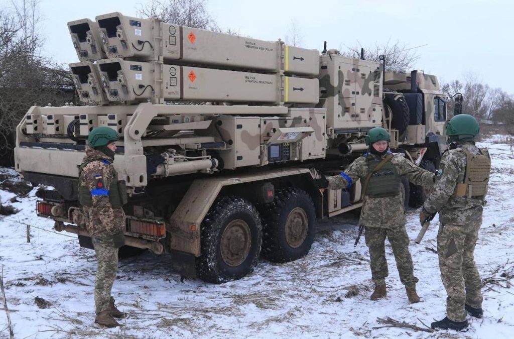 Немецкий ЗРК IRIS-T SLM попал в объектив разведывательного БПЛА ZALA, наводящего на цель "Ланцеты"