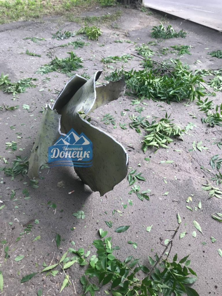 Видео прилета снаряда в реку Кальмиус в Донецке