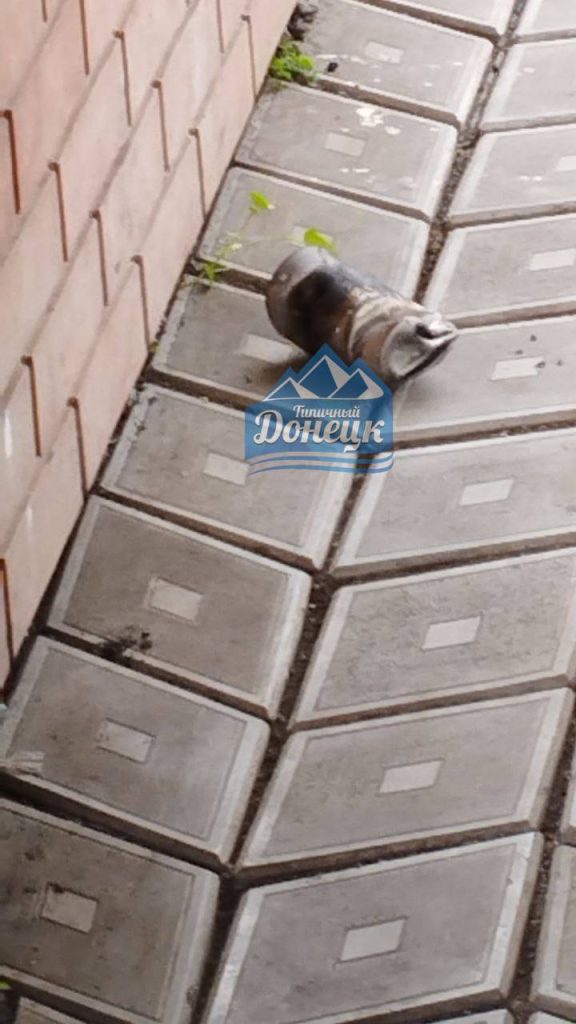 Видео прилета снаряда в реку Кальмиус в Донецке