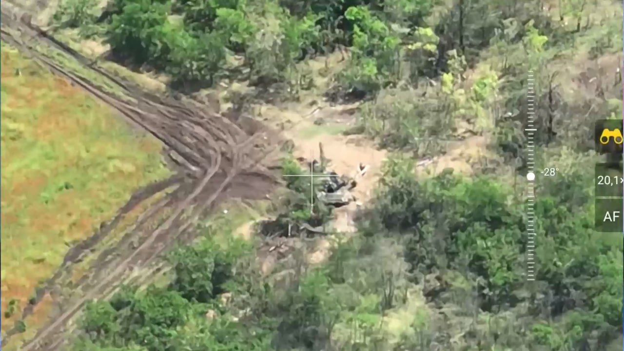 Брошенная и уничтоженная украинская бронетехника в населенном пункте Пятихатки Запорожской области