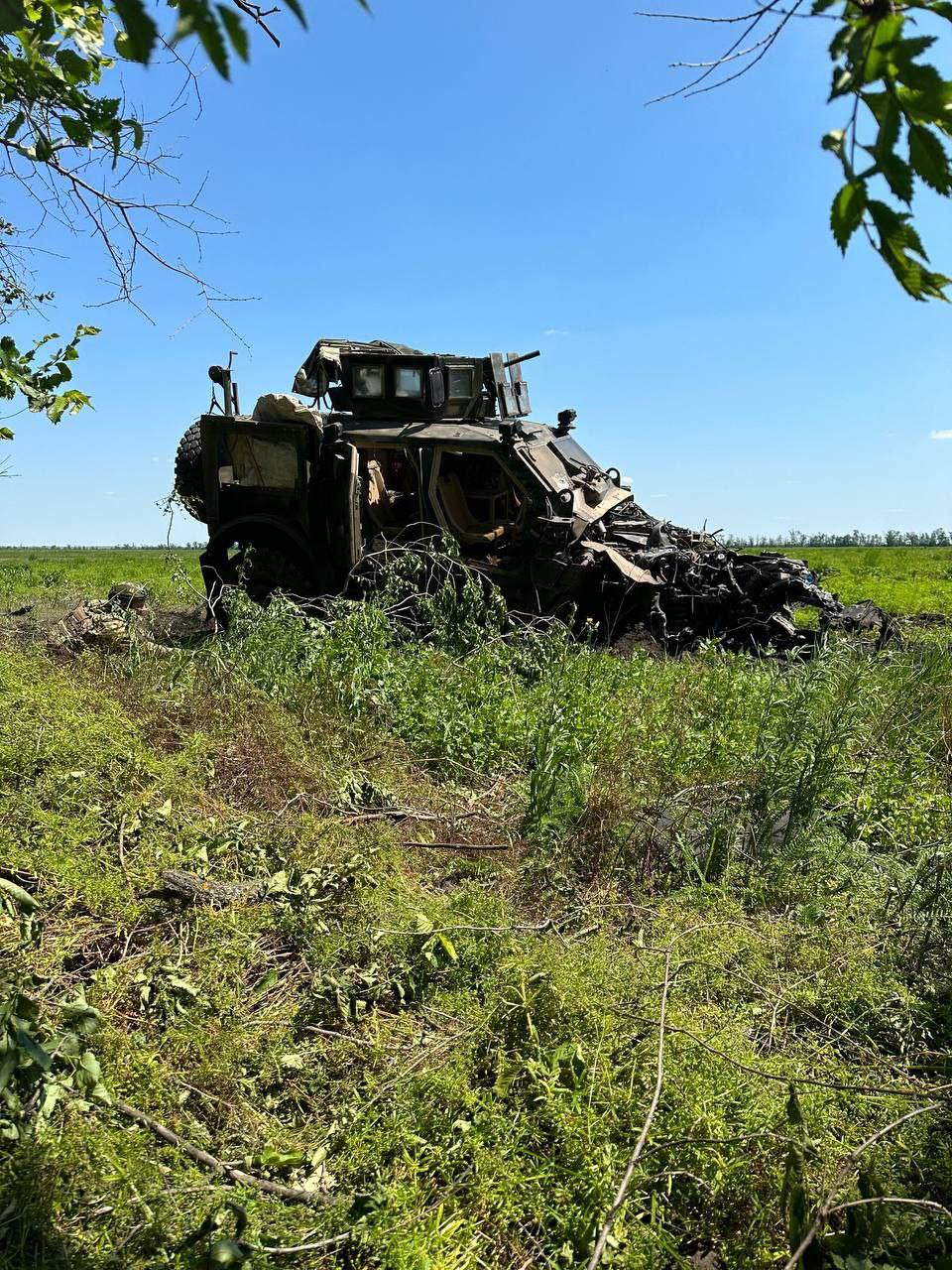 В районе Урожайного мотострелки, и разведчики ВС России уничтожили американский бронеавтомобиль Oshkosh M-ATV,