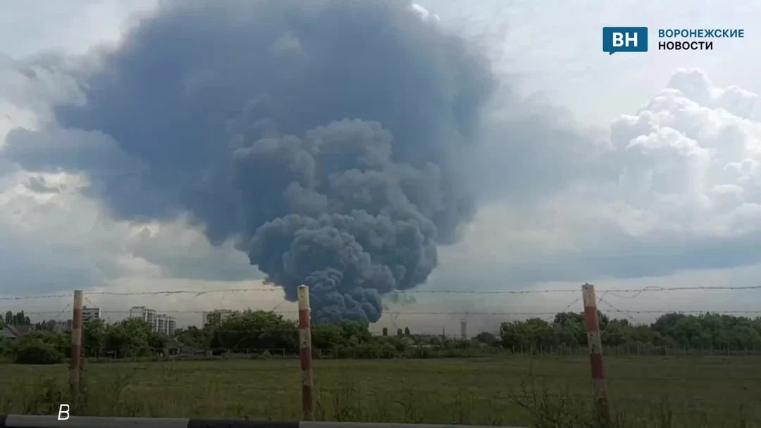 На горящей в Воронеже нефтебазе произошла разгерметизация двух резервуаров с авиатопливом