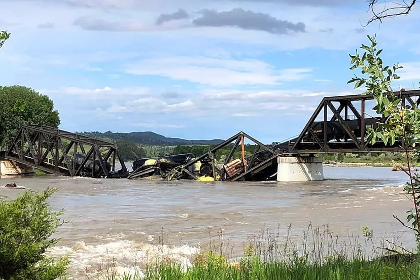 Поезд с нефтепродуктами рухнул в реку в США