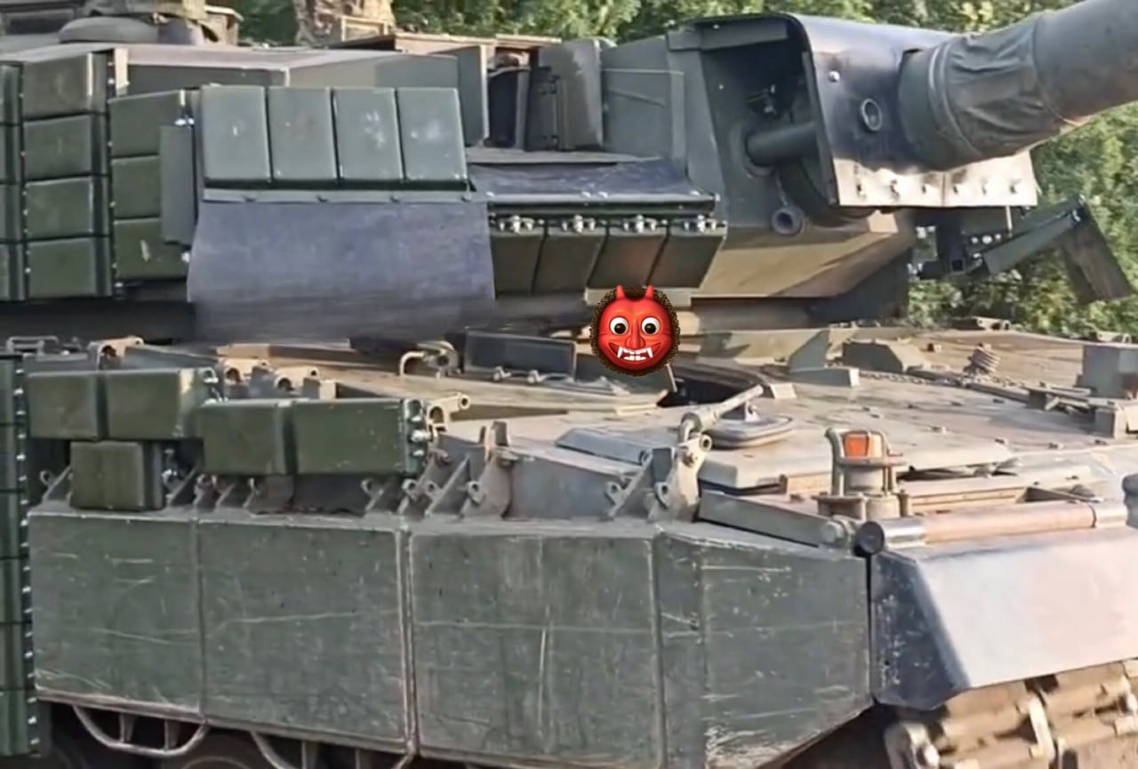 Наполучав от российских FPV-дронов, "Ланцетов" и ПТРК, украинские экипажи начали обвешивать немецкие танки Leopard 2A4 блоками динамической защиты
