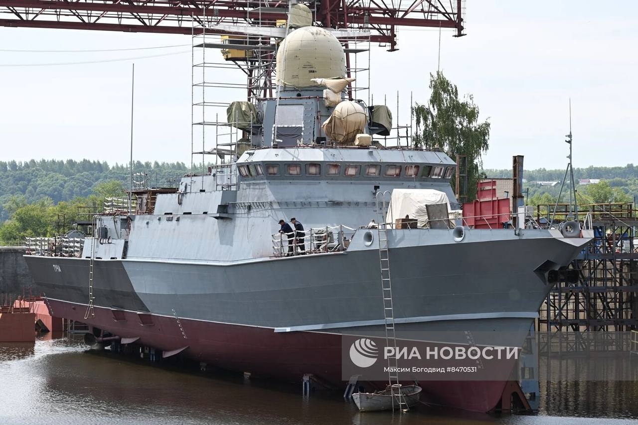 В Зеленодольске на территории завода им. А.М. Горького состоялась торжественная церемония спуска на воду малого ракетного корабля проекта 22800 «Каракурт», которому присвоено название «Туча»