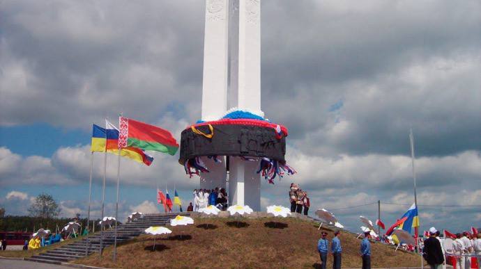 На Украине готовятся снести памятник «Три сестры»