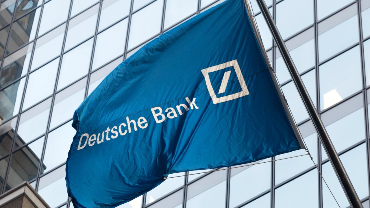 Газпром потребовал арестовать активы Deutsche Bank в России