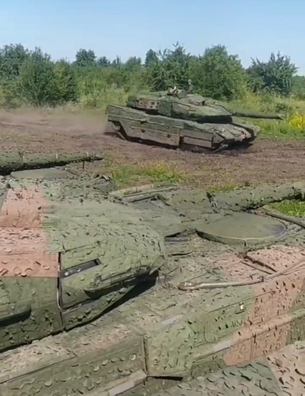 Шведские танки Stridsvagn 122, впервые засветившиеся на Украине, по сути сейчас являются наиболее защищенными западными машинами на вооружении ВСУ