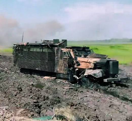 Два уничтоженных британских бронеавтомобиля Mastiff PPV и турецкий Kirpi украинской армии