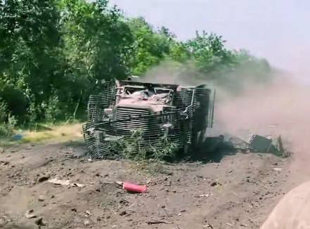 Два уничтоженных британских бронеавтомобиля Mastiff PPV и турецкий Kirpi украинской армии
