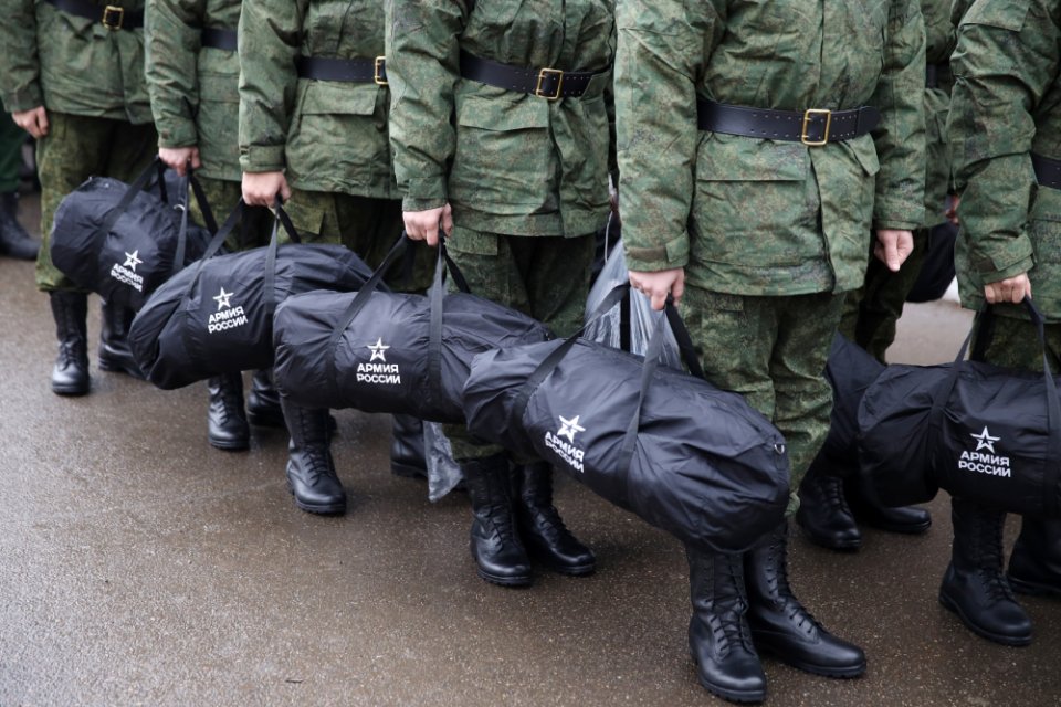 Госдума передумала повышать призывной возраст до 21 года, заявил глава Комитета по обороне Андрей Картаполов