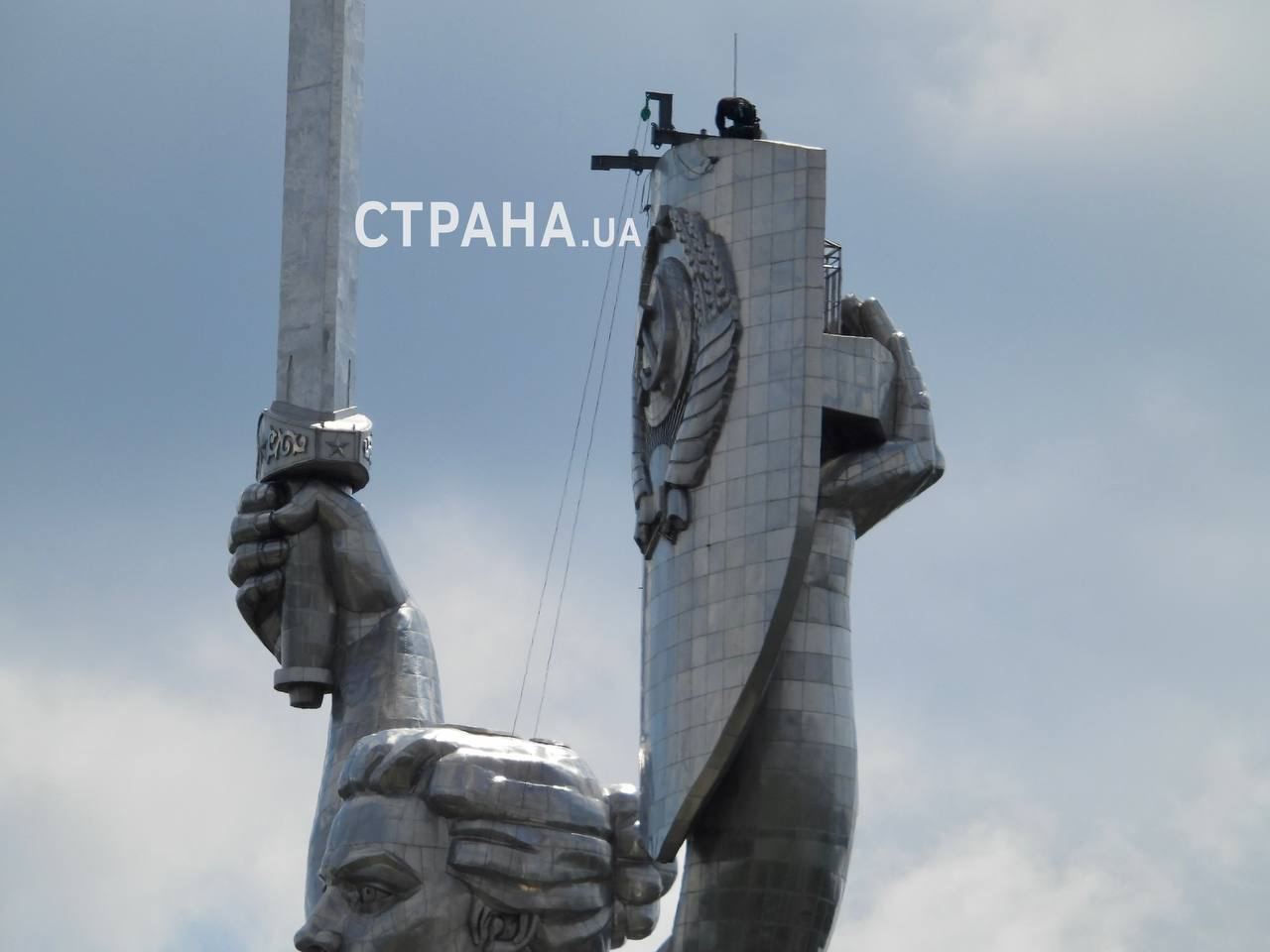 В Киеве идет активная подготовка к замене герба СССР на щите монумента «Родина-мать» на тризуб