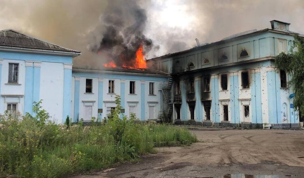 Помимо колоссальных разрушений в Одессе, устроенных ночью украинским ПВО, от рук ВСУшников пострадал сегодня и город Часов Яр