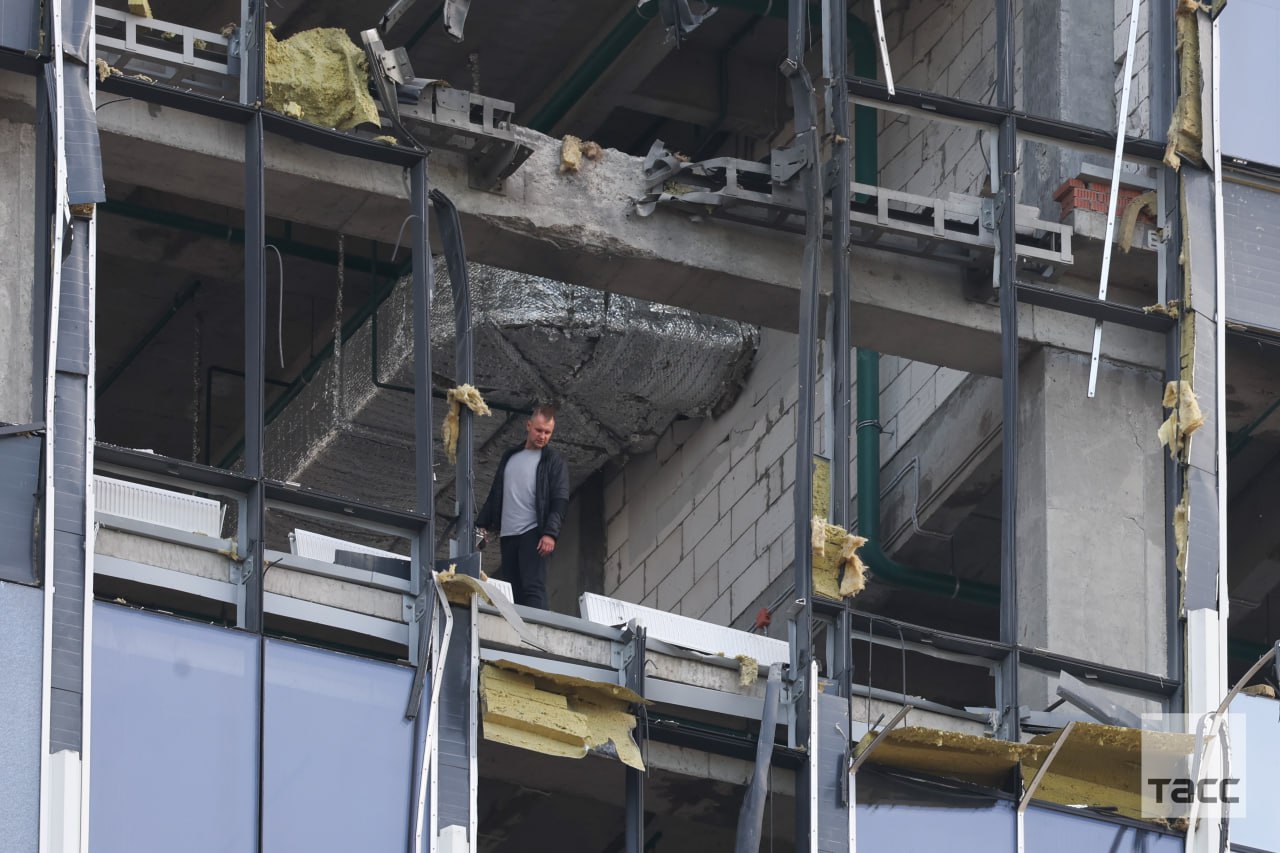 Фото повреждений бизнес-центра, пострадавшего от взрыва беспилотника в Москве