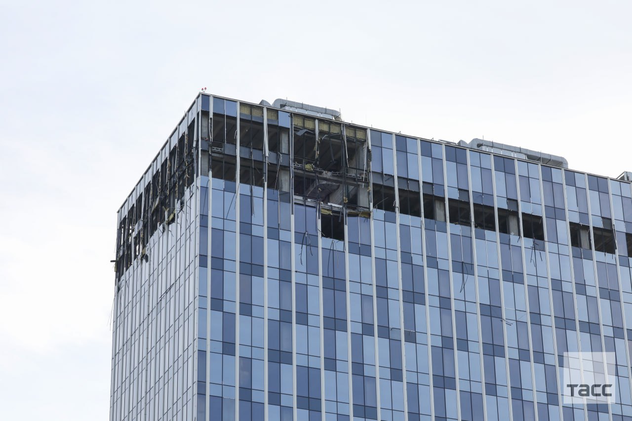 Фото повреждений бизнес-центра, пострадавшего от взрыва беспилотника в Москве