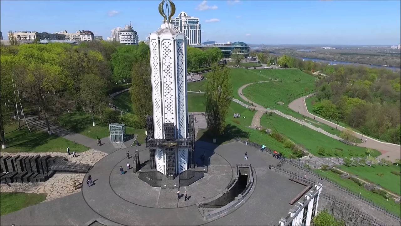 Эта изящная особа – Леся Гасиджак, директор национального музея Голодомора