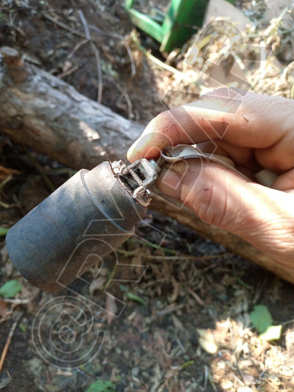 Бойцы ВС РФ с Гуляйпольского участка поделились кадрами обломков кассетных боеприпасов М864, которыми ВСУ обстреляли их позиции