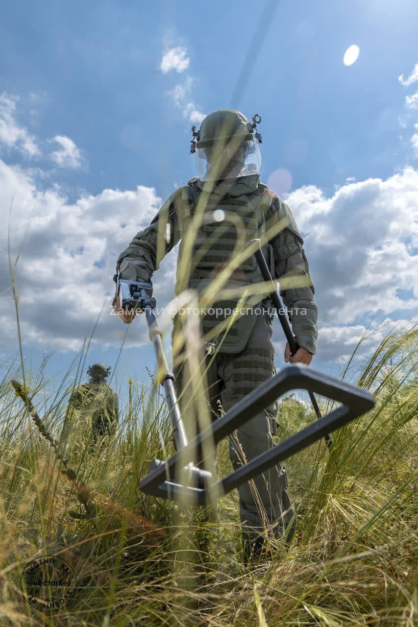 Сводный отряд инженерных войск во время разминирования в зоне СВО. БЕЗ НАС НИКТО !