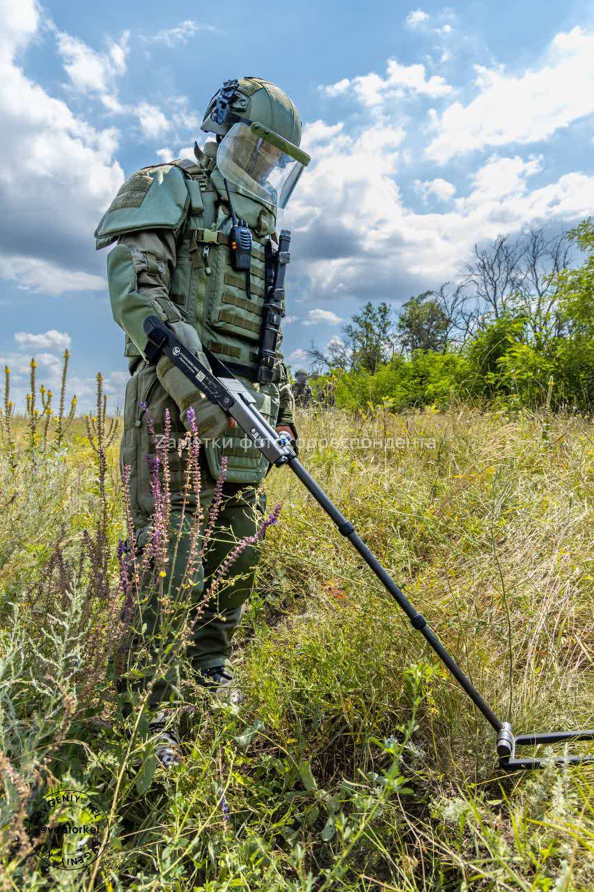 Сводный отряд инженерных войск во время разминирования в зоне СВО. БЕЗ НАС НИКТО !