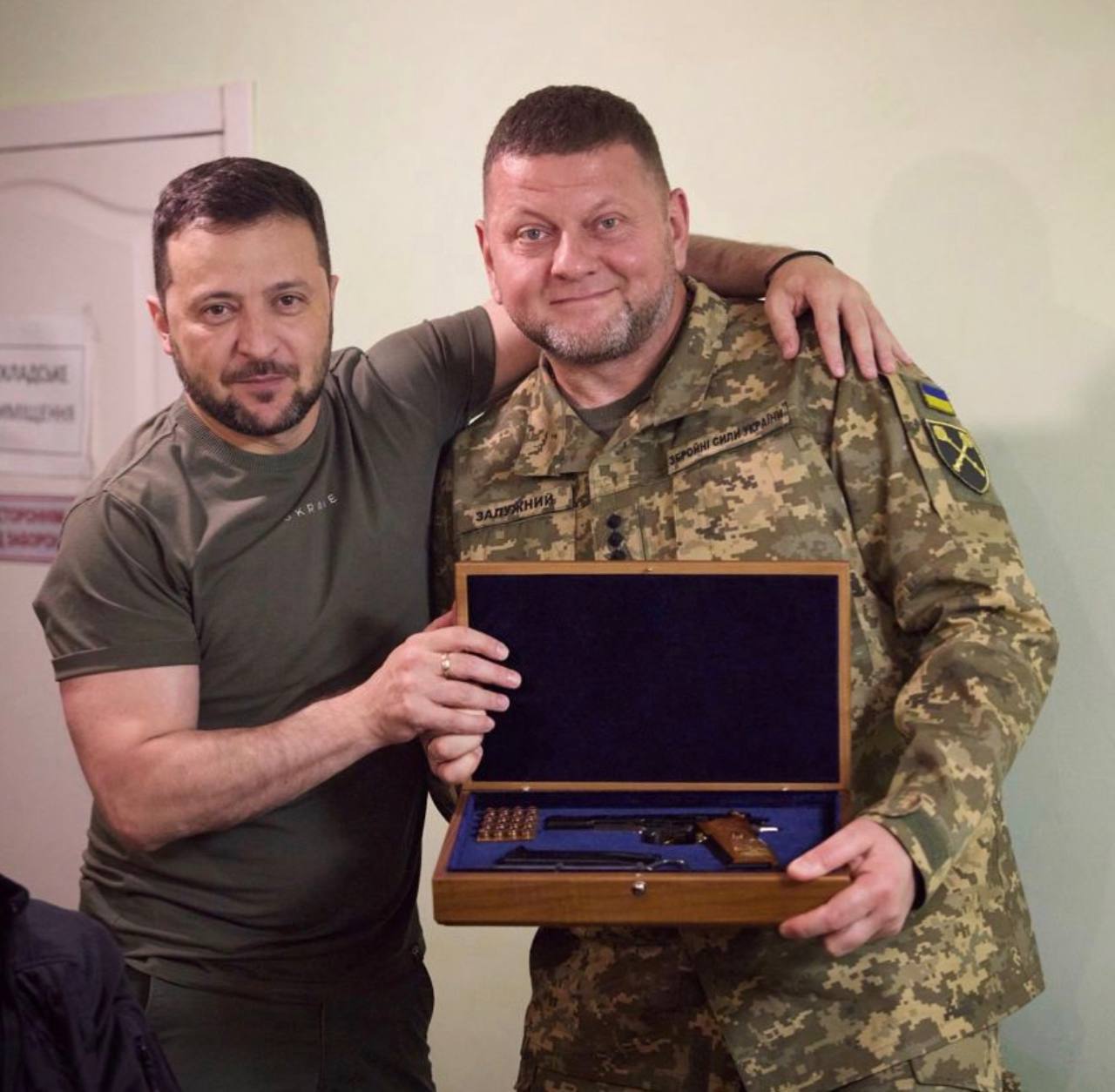 Зеленский наградил Залужного пистолетом и обнялся с ним