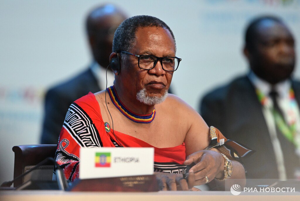 Африканские делегации прибыли в Санкт-Петербург на форум "Россия - Африка" в ярких и необычных нарядах