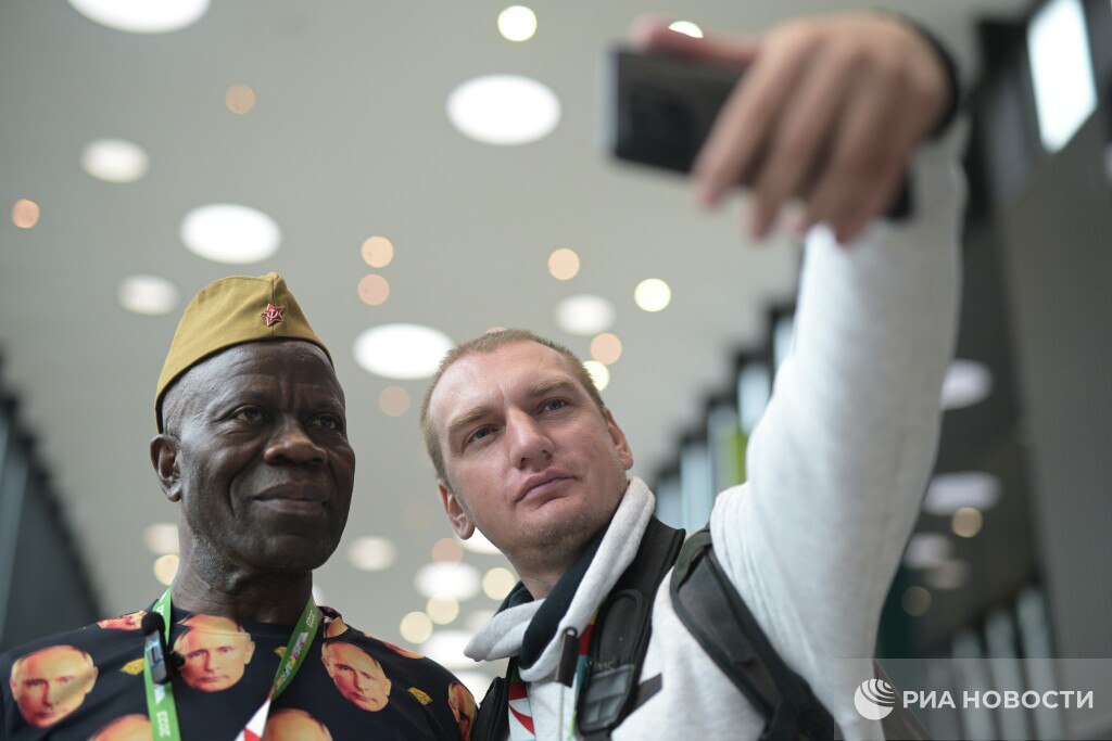 Африканские делегации прибыли в Санкт-Петербург на форум "Россия - Африка" в ярких и необычных нарядах