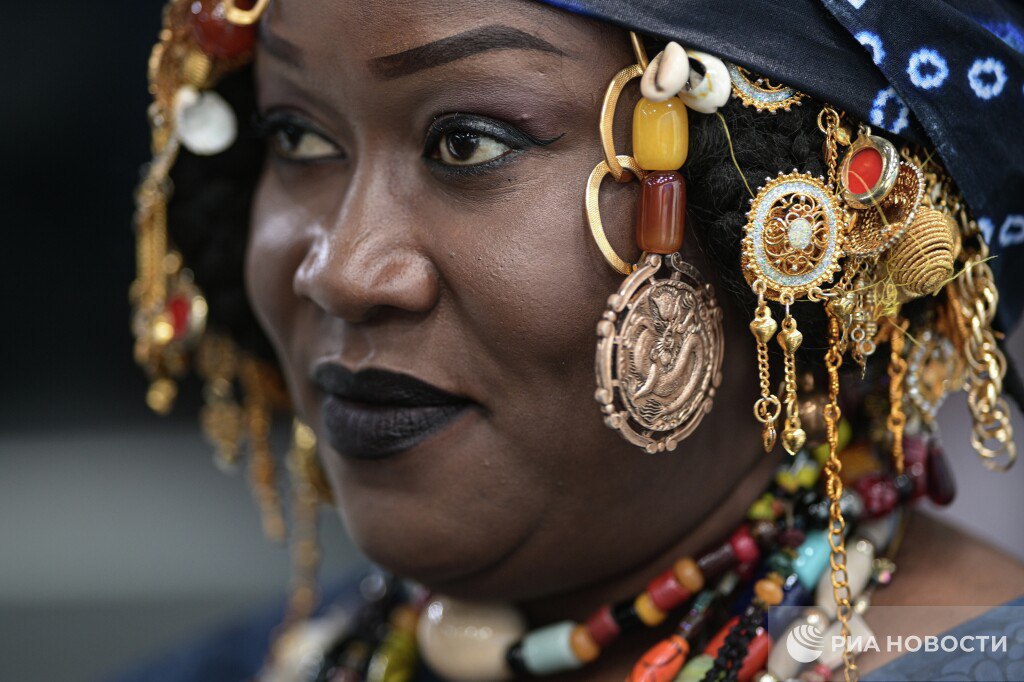 Африканские делегации прибыли в Санкт-Петербург на форум "Россия - Африка" в ярких и необычных нарядах