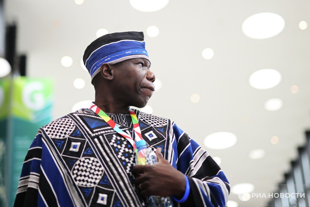 Африканские делегации прибыли в Санкт-Петербург на форум "Россия - Африка" в ярких и необычных нарядах