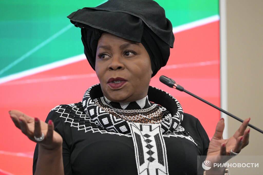 Африканские делегации прибыли в Санкт-Петербург на форум "Россия - Африка" в ярких и необычных нарядах