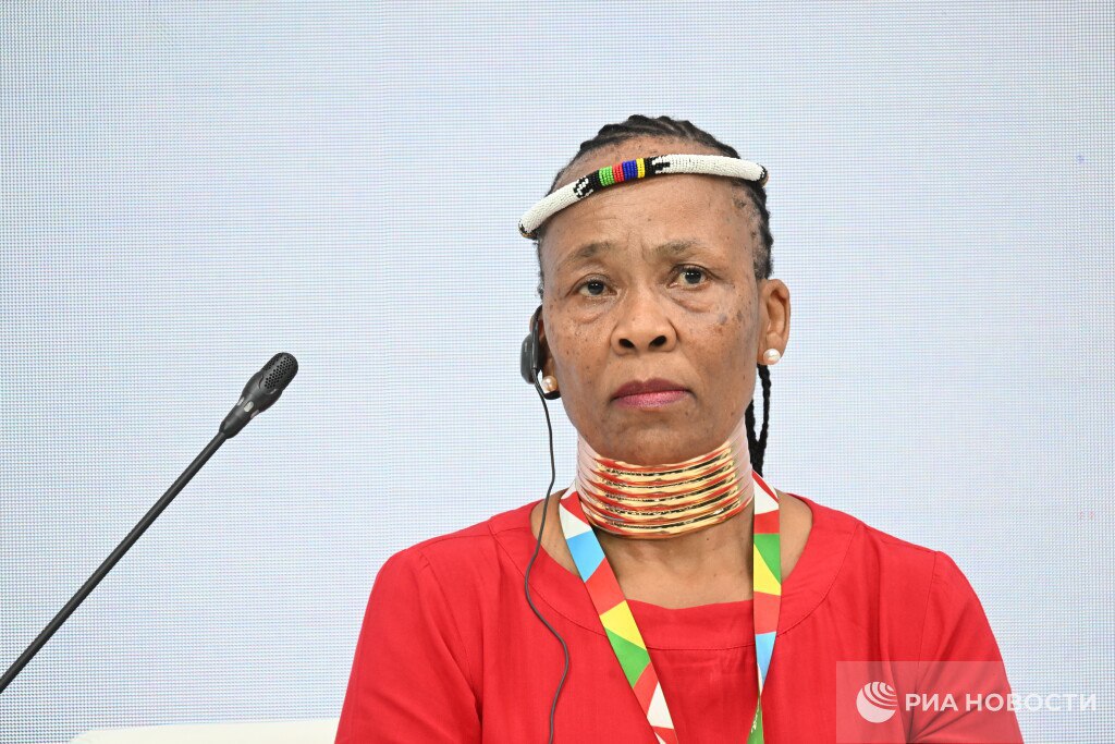 Африканские делегации прибыли в Санкт-Петербург на форум "Россия - Африка" в ярких и необычных нарядах