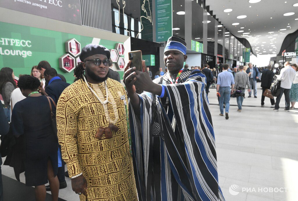 Африканские делегации прибыли в Санкт-Петербург на форум "Россия - Африка" в ярких и необычных нарядах