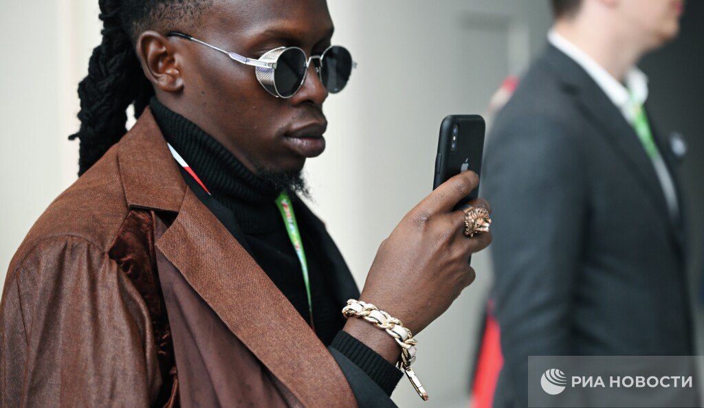 Африканские делегации прибыли в Санкт-Петербург на форум "Россия - Африка" в ярких и необычных нарядах