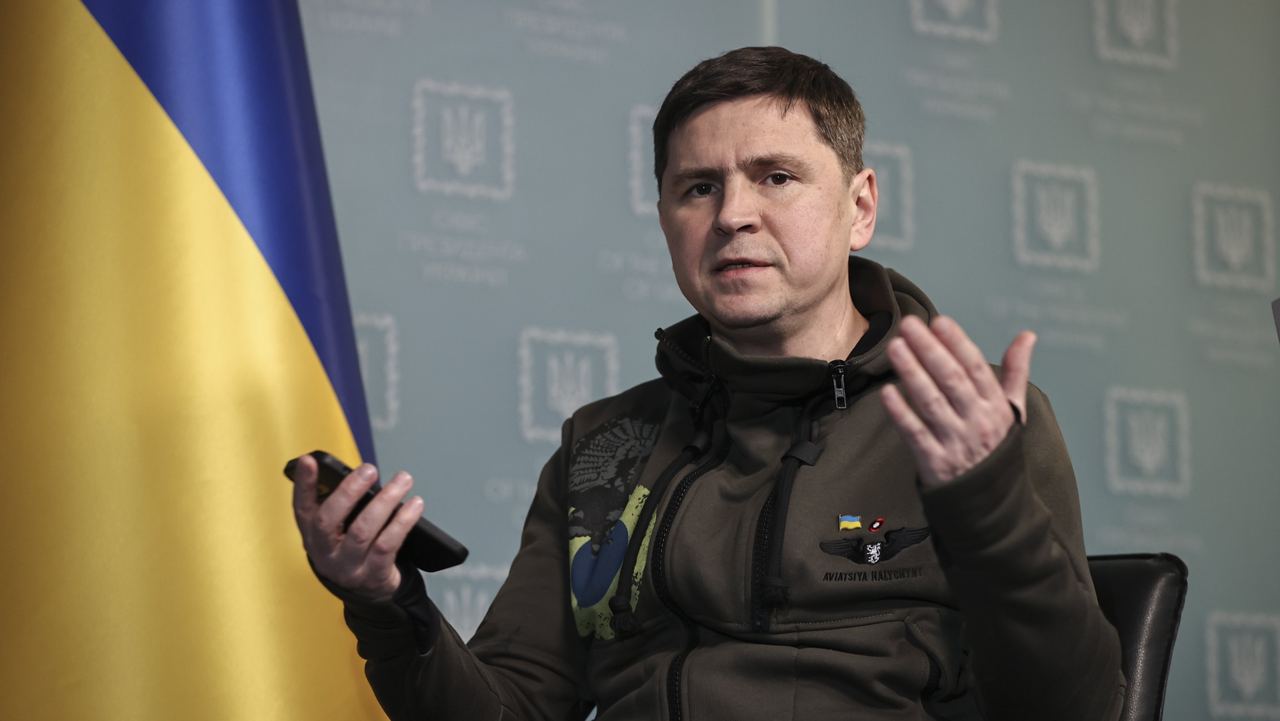 Подоляк обвинил западные СМИ в подрыве планов украинской армии