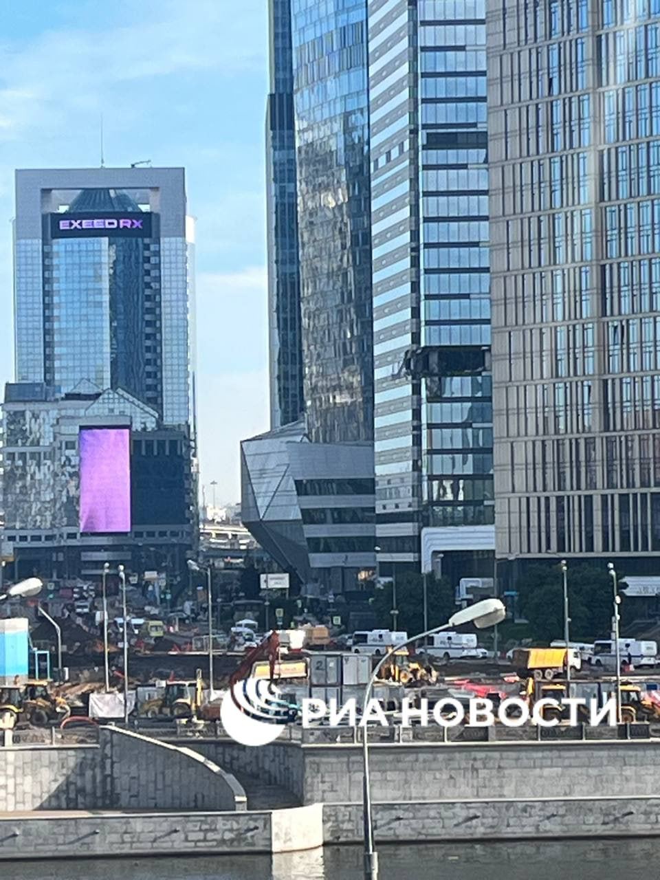 Кадры поврежденных фасадов офисных зданий в Москва-Сити