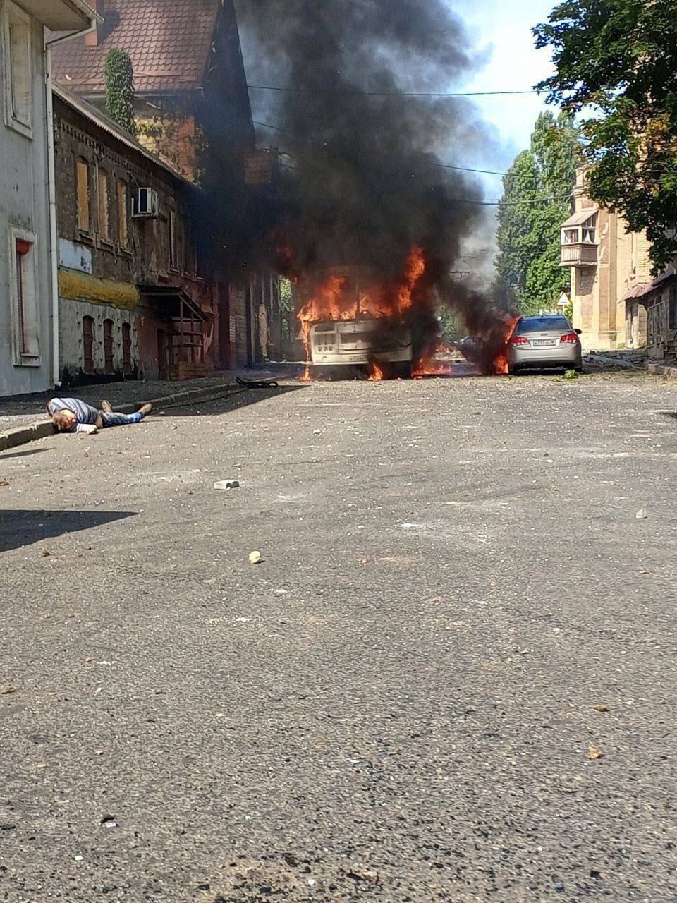 ВСУ обстреляли Донецк, один из снарядов попал в автобус