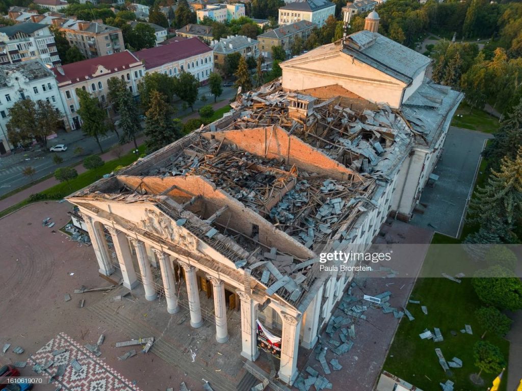 Здание Драмтеатра в Чернигове после удара по нему крылатой ракеты Р-500 (9М728) комплекса «Искандер»