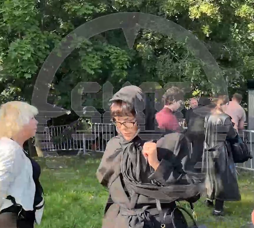 Могилу Пригожина посетила жена самого известного из его двойников