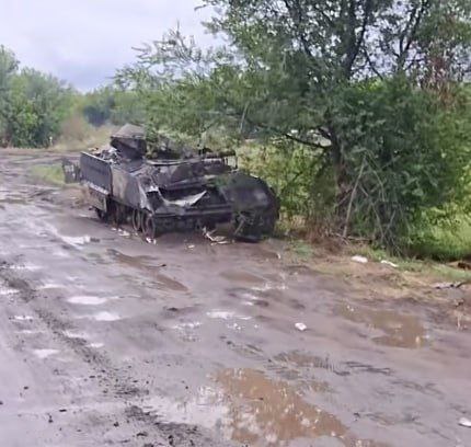 Уничтоженная украинская БМП M2A2 ODS-SA Bradley (бортовой номер 262) американского производства рядом с н.п. Малая Токмачка Запорожской области