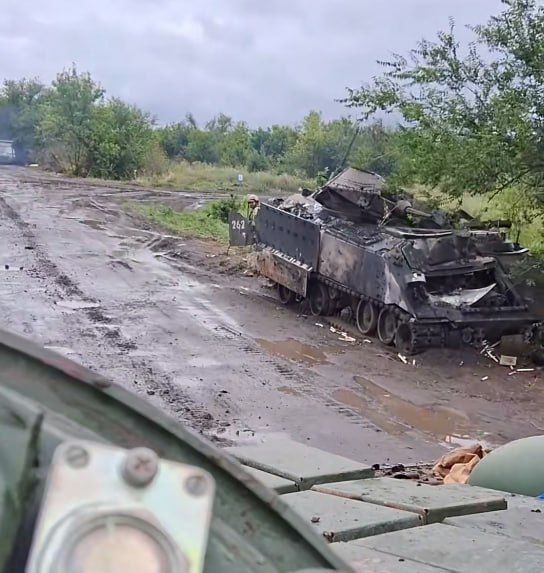 Уничтоженная украинская БМП M2A2 ODS-SA Bradley (бортовой номер 262) американского производства рядом с н.п. Малая Токмачка Запорожской области