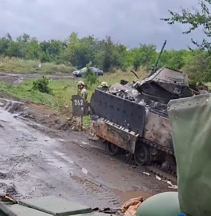 Уничтоженная украинская БМП M2A2 ODS-SA Bradley (бортовой номер 262) американского производства рядом с н.п. Малая Токмачка Запорожской области