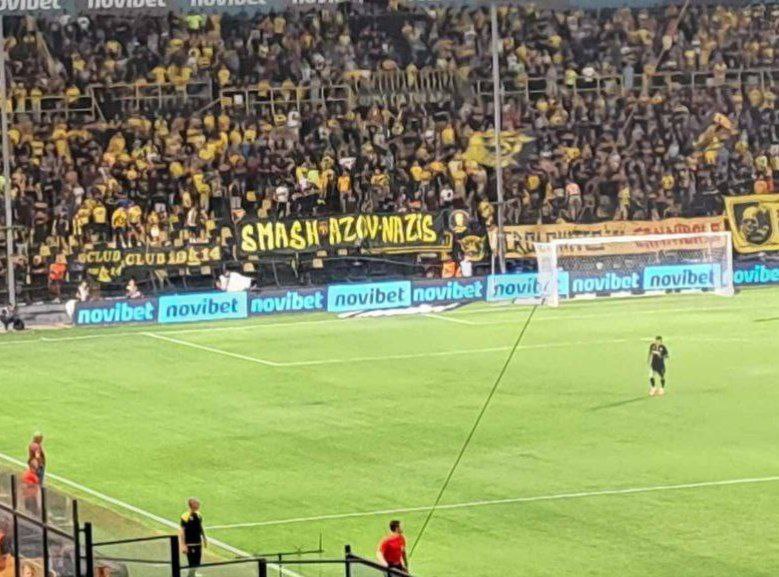 "Разгромите нацистов "Азова" — фанаты греческого "Ариса" вывесили баннеры на игре с киевским "Динамо" в матче отбора Лиги конференций