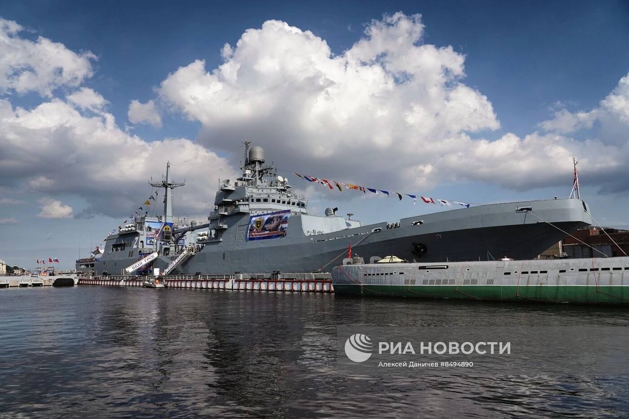 В Санкт-Петербурге, на борту БДК «Иван Грен проходит выставка трофеев специальной военной операции